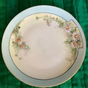 Artisan hand painted daisy design w/gilt edges, appx. 6” diam.   $15